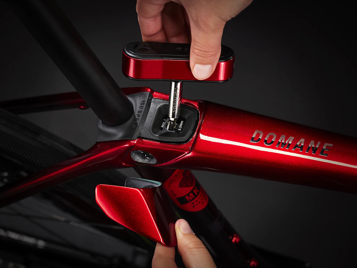 Domane SLR 6 eTap Gen 4 Metallic Red Smoke to Red Carbon Smoke