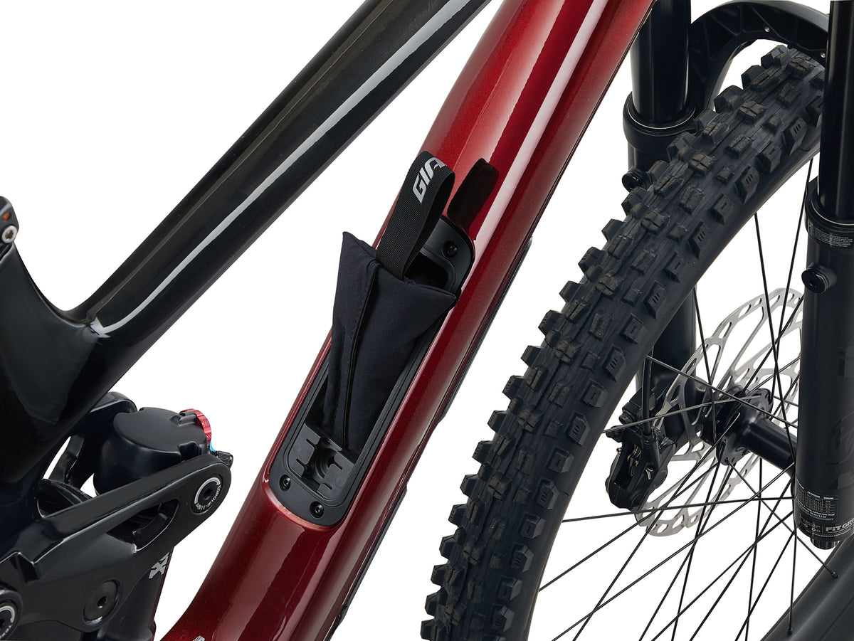 Reign Advanced 2 - Sangria / Carbon
