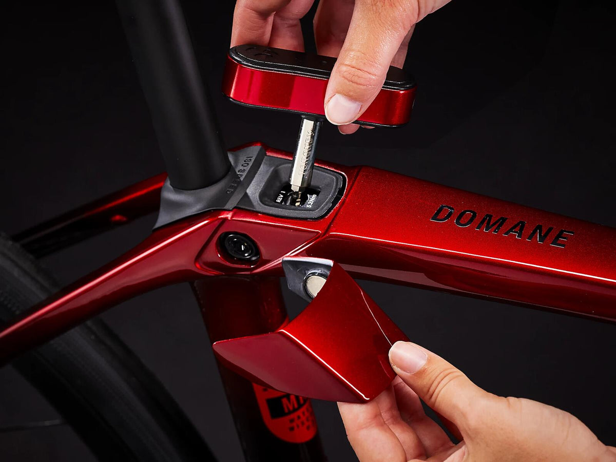Domane SLR 6 Gen 4 Metallic Red Smoke to Red Carbon Smoke
