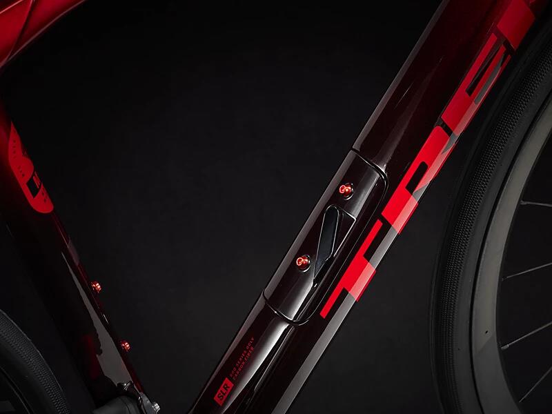 Domane SLR 7 Gen 4 Metallic Red Smoke to Red Carbon Smoke