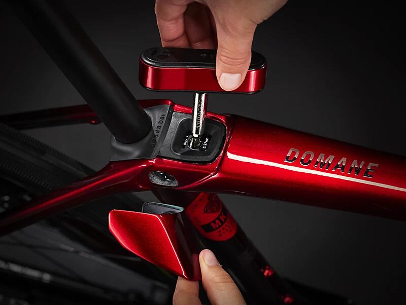 Domane SLR 7 Gen 4 Metallic Red Smoke to Red Carbon Smoke