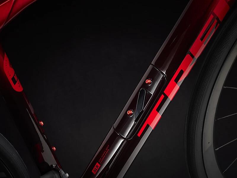 Domane SLR 9 Gen 4 Metallic Red Smoke to Red Carbon Smoke