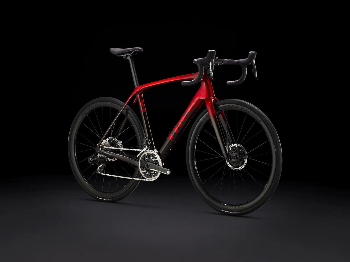 Domane SLR 9 eTap Gen 4 Metallic Red Smoke to Red Carbon Smoke