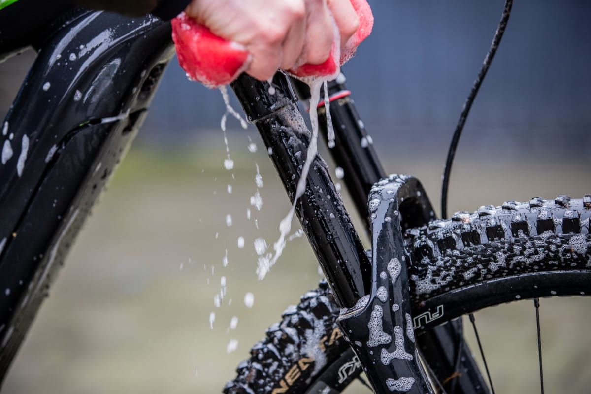 Fahrrad beim Putzen, tropfender Schwamm