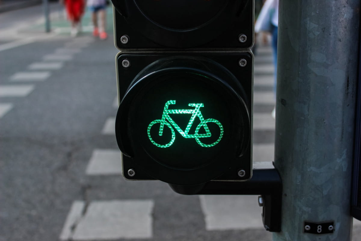 Fahrrad-Ampel am Fahhradweg. Muss du ihn mit dem Pedelec benutzen?