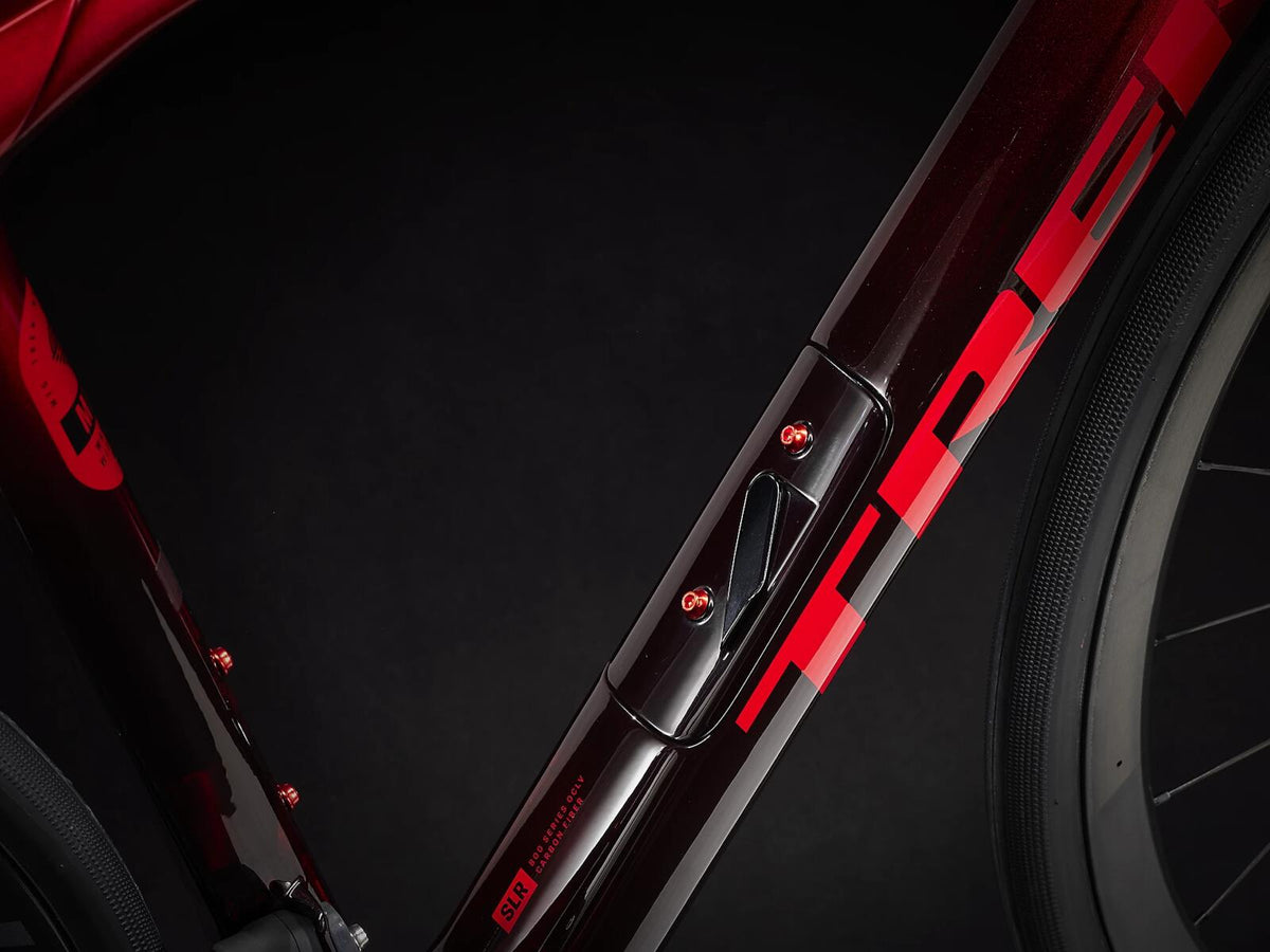Domane SLR 9 eTap Gen 4 Metallic Red Smoke to Red Carbon Smoke