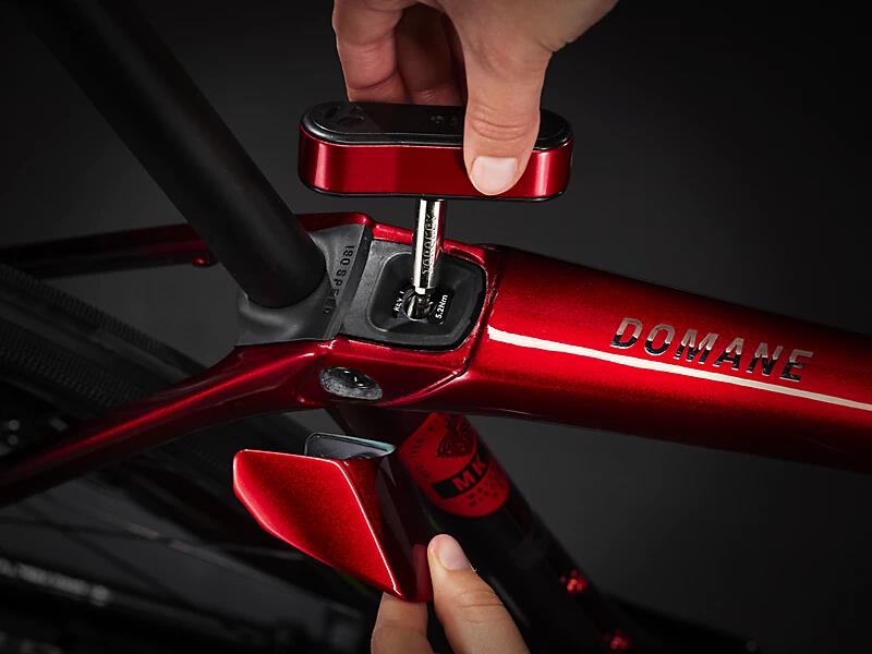 Domane SLR 9 eTap Gen 4 Metallic Red Smoke to Red Carbon Smoke